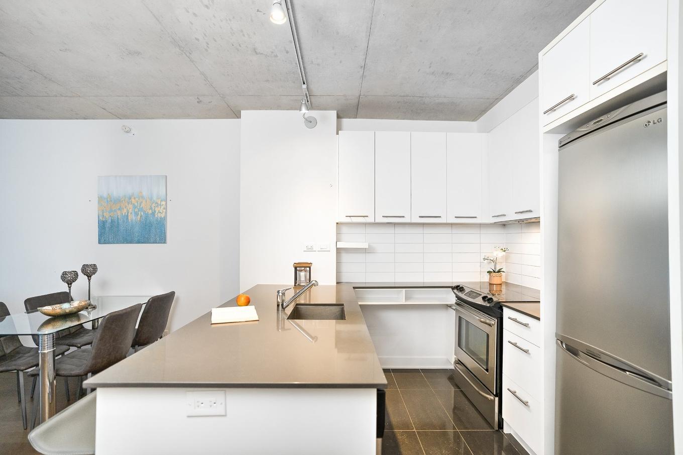 Kitchen - 950-1414 Rue Chomedey, Montréal (Ville-Marie), QC - Indoor Photo Showing Kitchen With Upgraded Kitchen
