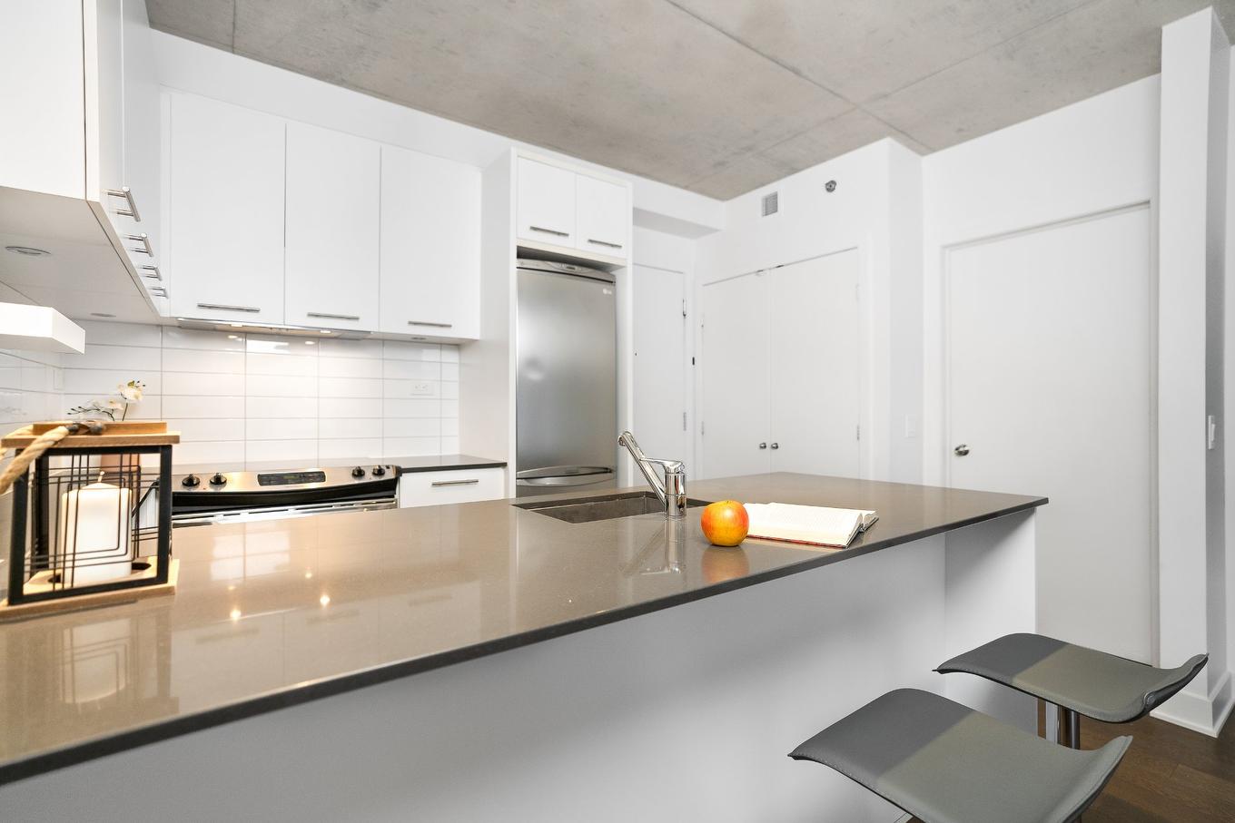 Kitchen - 950-1414 Rue Chomedey, Montréal (Ville-Marie), QC - Indoor Photo Showing Kitchen With Upgraded Kitchen