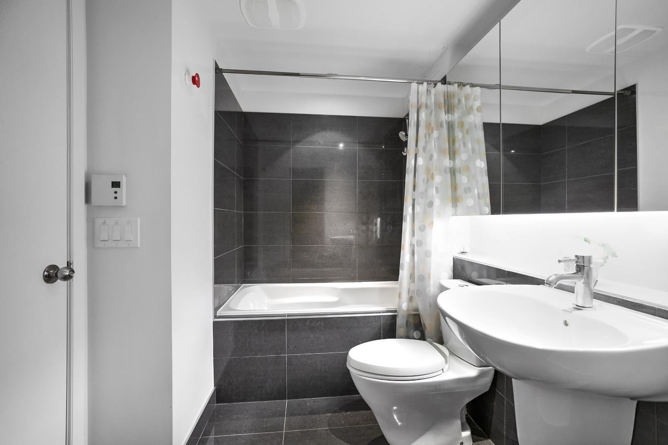 Bathroom - 950-1414 Rue Chomedey, Montréal (Ville-Marie), QC - Indoor Photo Showing Bathroom