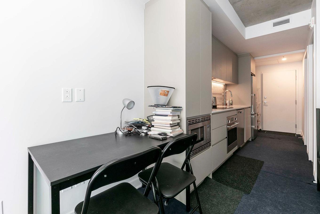 Salon - 1104-2300 Rue Tupper, Montréal (Ville-Marie), QC - Indoor