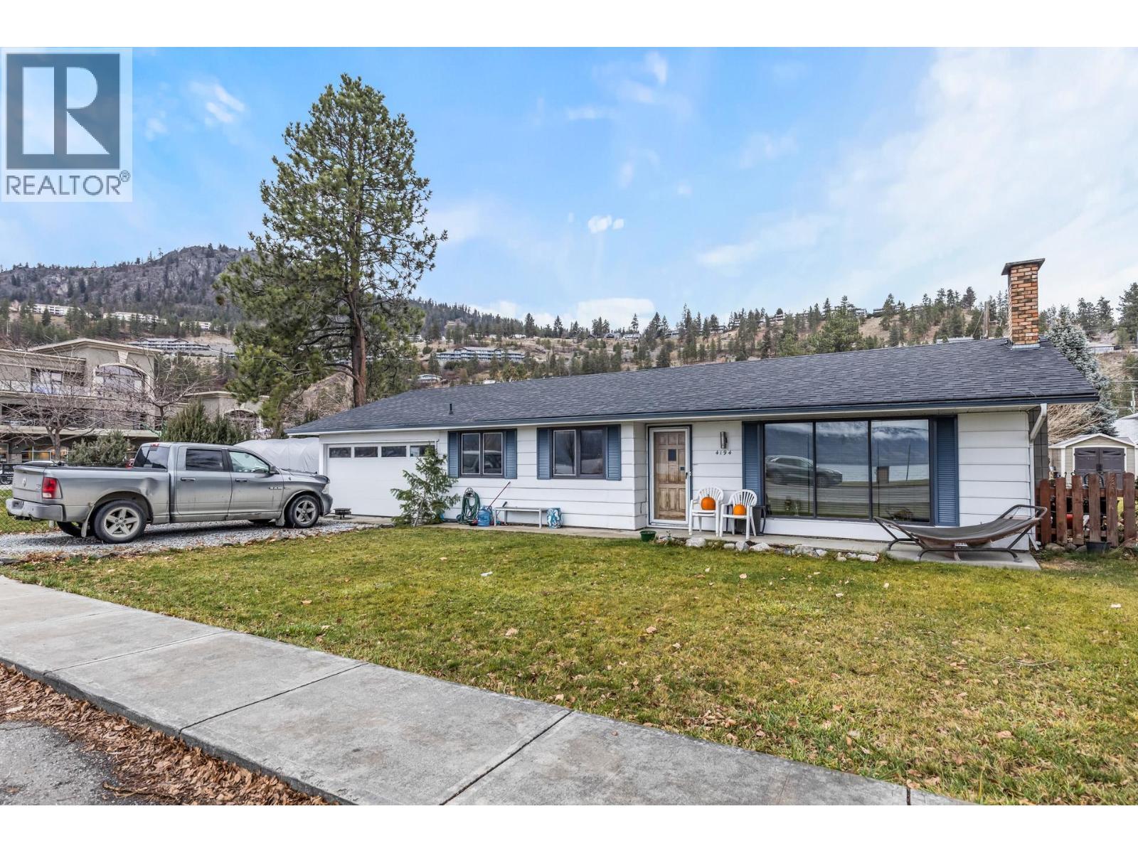 4194 Beach Avenue, Peachland, BC - Outdoor
