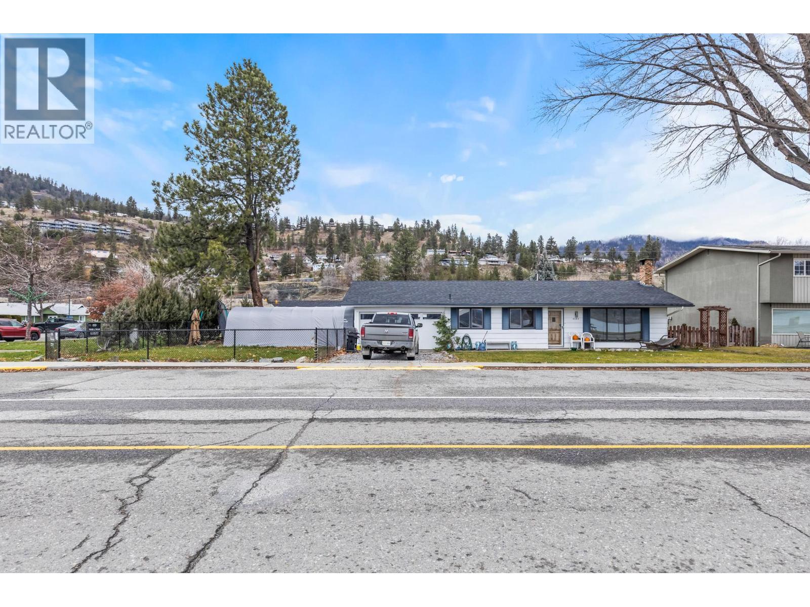 4194 Beach Avenue, Peachland, BC - Outdoor
