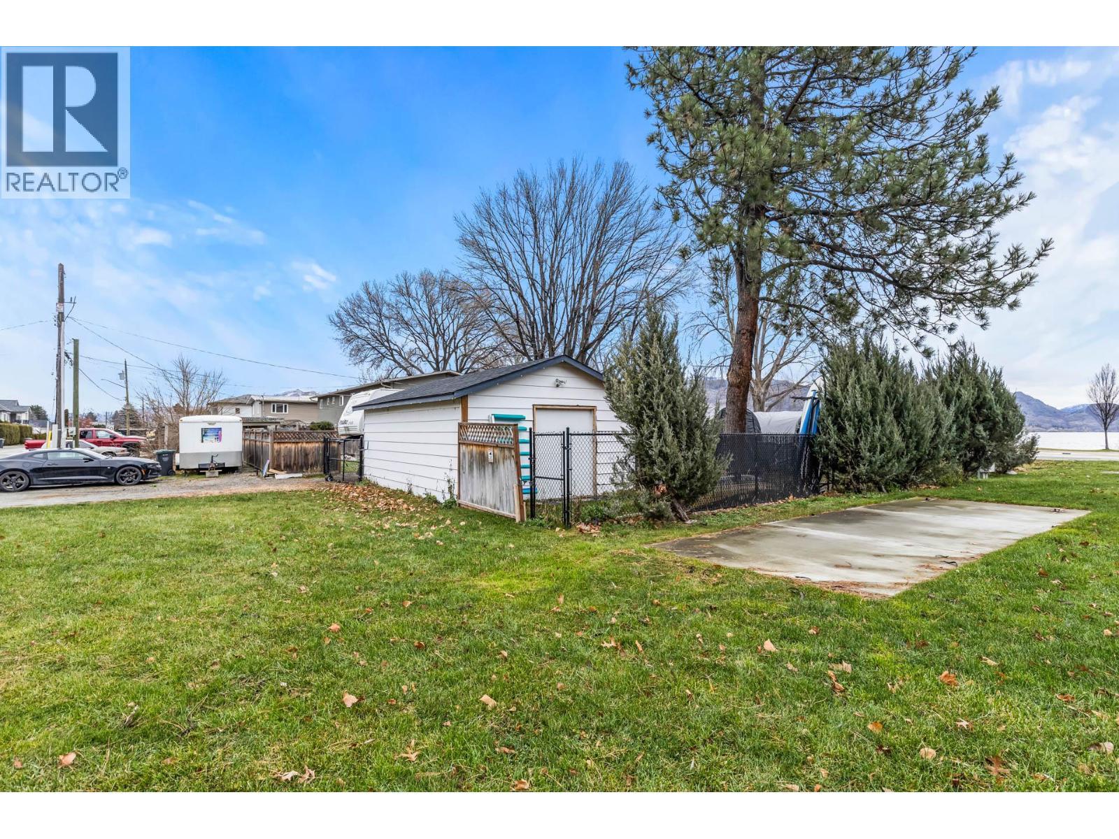 4194 Beach Avenue, Peachland, BC - Outdoor