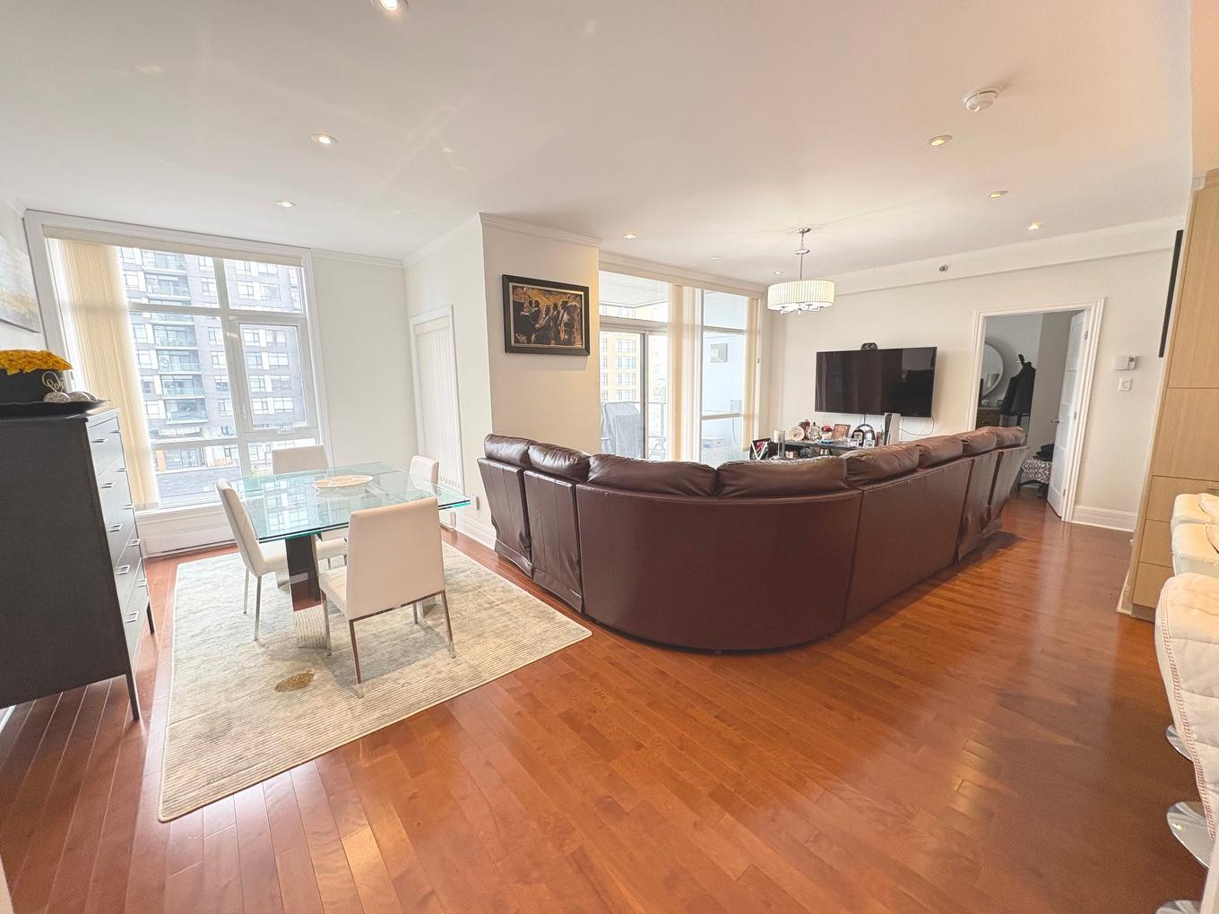 Living room - 404-2865 Av. Du Cosmodôme, Laval (Chomedey), QC - Indoor Photo Showing Living Room