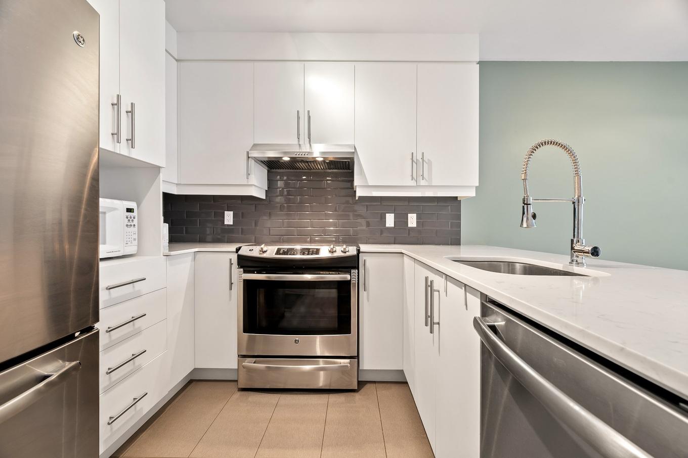 Kitchen - 1-2195 Rue Leclaire, Montréal (Mercier/Hochelaga-Maisonneuve), QC - Indoor Photo Showing Kitchen With Upgraded Kitchen