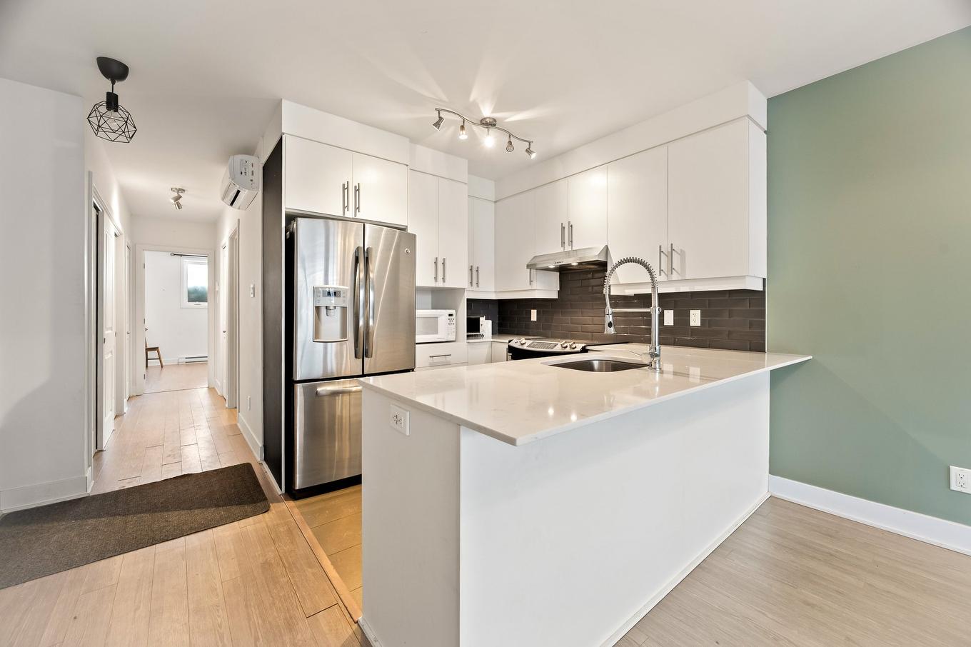 Kitchen - 1-2195 Rue Leclaire, Montréal (Mercier/Hochelaga-Maisonneuve), QC - Indoor Photo Showing Kitchen With Upgraded Kitchen