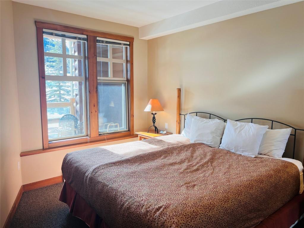 203-2090 Summit Drive, Panorama, BC - Indoor Photo Showing Bedroom