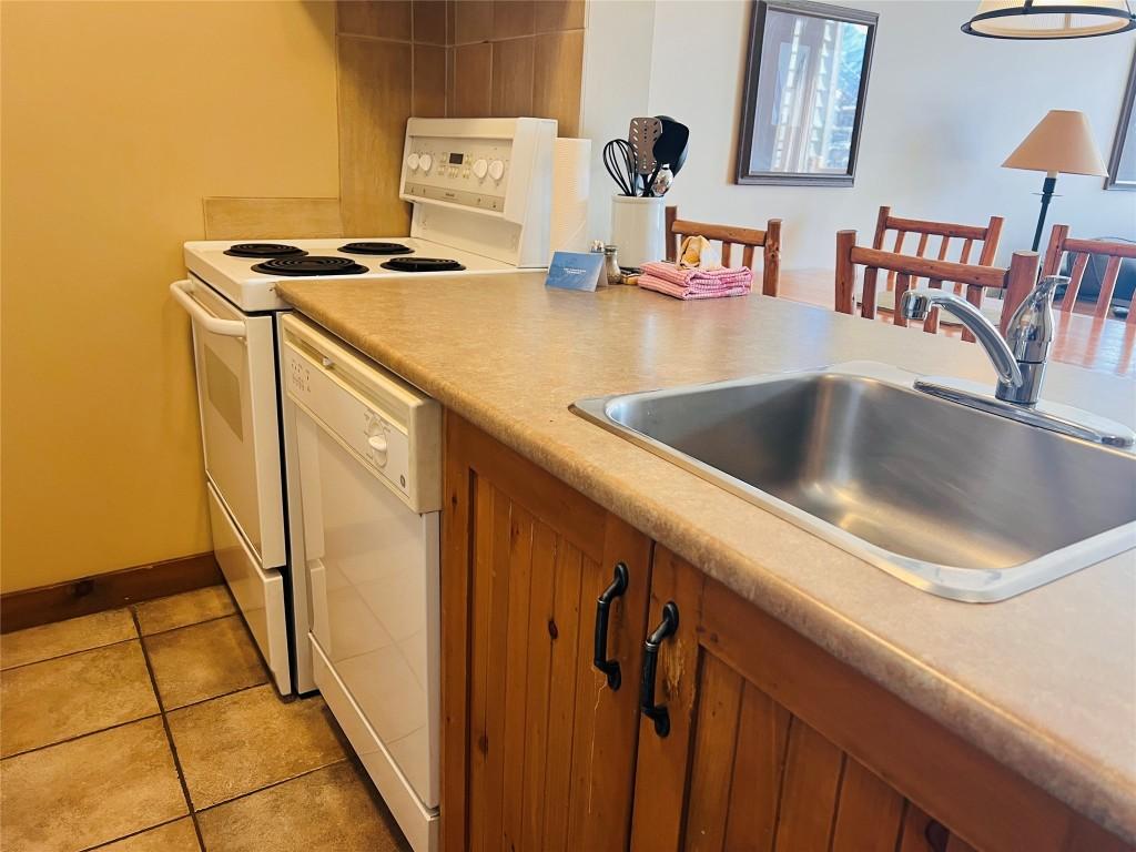203-2090 Summit Drive, Panorama, BC - Indoor Photo Showing Kitchen