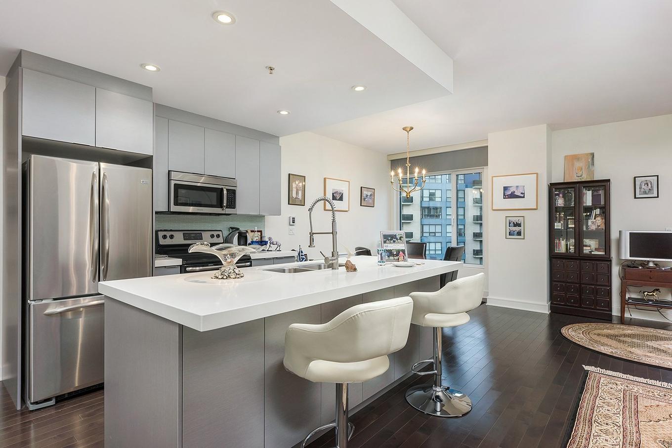 Cuisine - 605-7501 Av. Mountain Sights, Montréal (Côte-Des-Neiges/Notre-Dame-De-Grâce), QC - Indoor Photo Showing Kitchen With Double Sink With Upgraded Kitchen