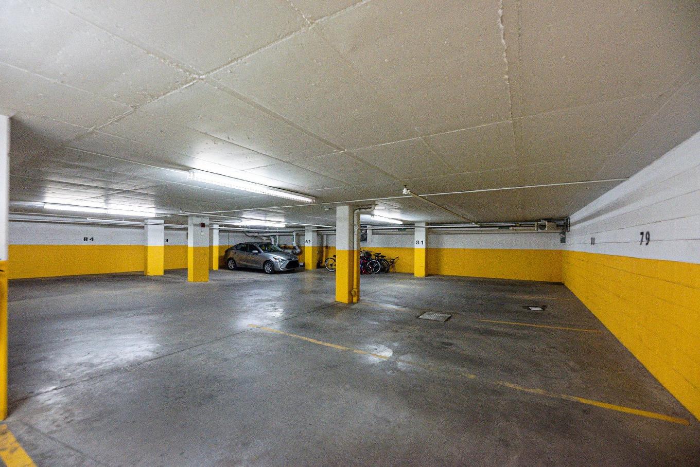 Stationnement - 605-7501 Av. Mountain Sights, Montréal (Côte-Des-Neiges/Notre-Dame-De-Grâce), QC - Indoor Photo Showing Garage