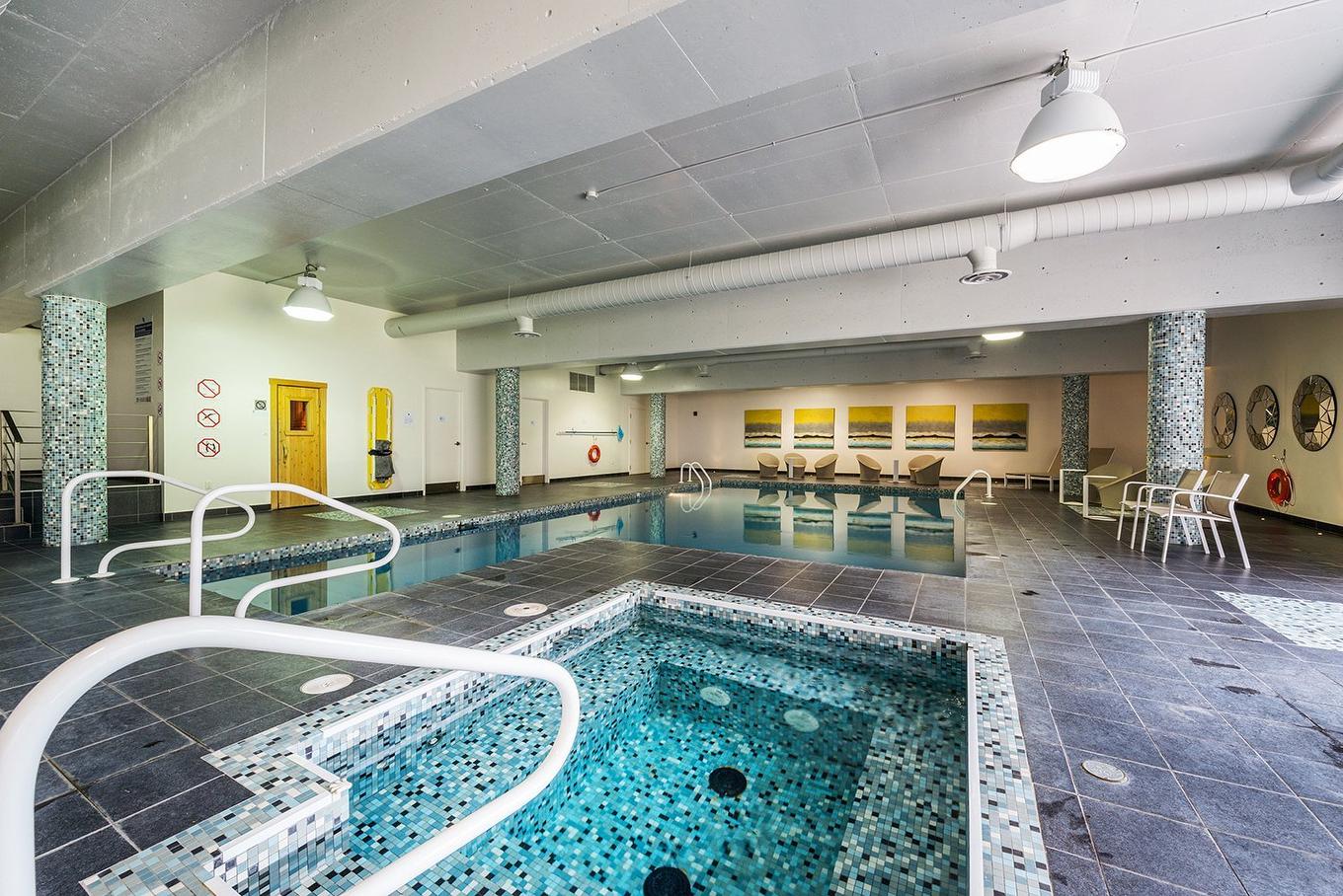 Spa - 605-7501 Av. Mountain Sights, Montréal (Côte-Des-Neiges/Notre-Dame-De-Grâce), QC - Indoor Photo Showing Other Room With In Ground Pool