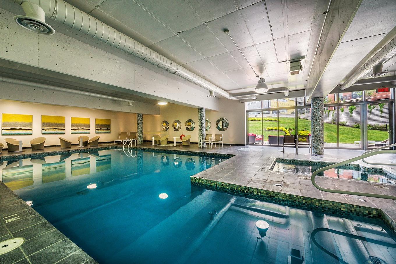 Piscine - 605-7501 Av. Mountain Sights, Montréal (Côte-Des-Neiges/Notre-Dame-De-Grâce), QC - Indoor Photo Showing Other Room With In Ground Pool