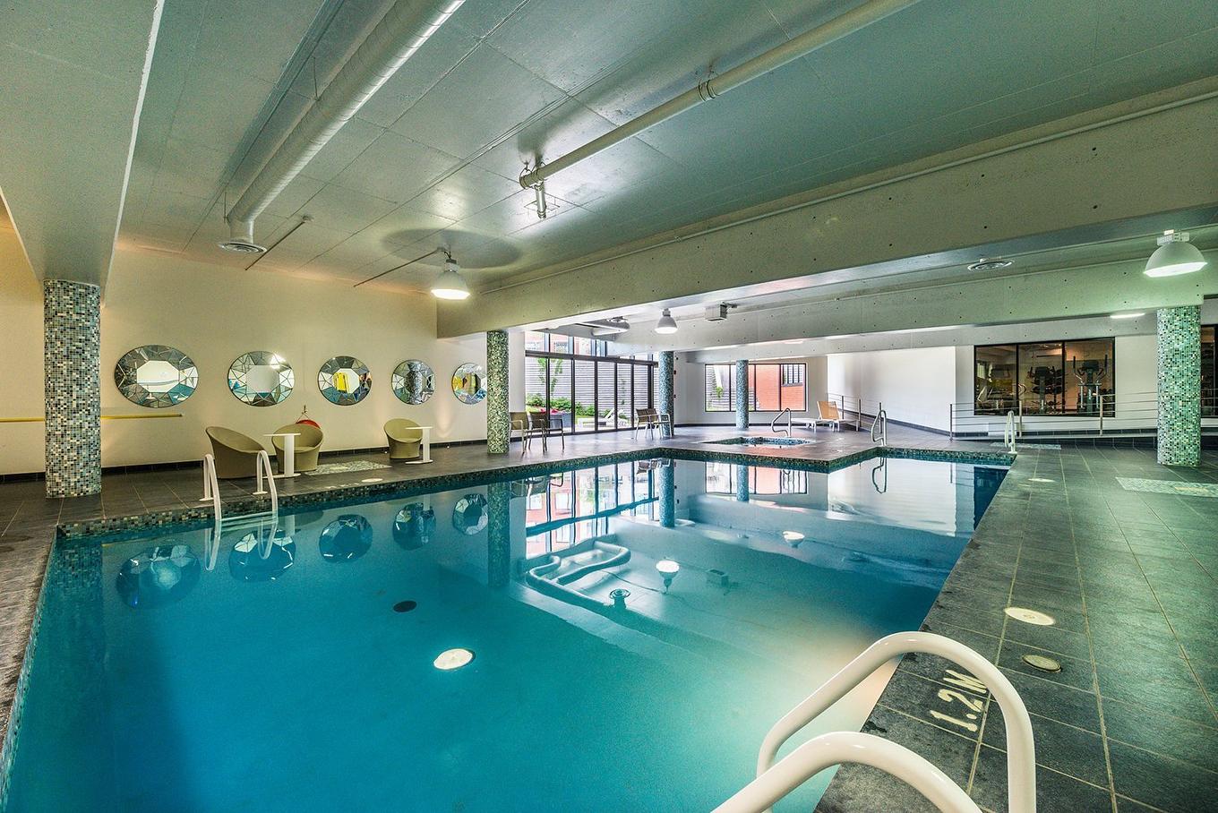 Piscine - 605-7501 Av. Mountain Sights, Montréal (Côte-Des-Neiges/Notre-Dame-De-Grâce), QC - Indoor Photo Showing Other Room With In Ground Pool