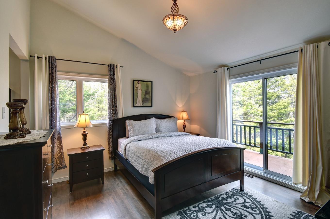 Master bedroom - 133 Rue St-Jean, Mont-Tremblant, QC - Indoor Photo Showing Bedroom