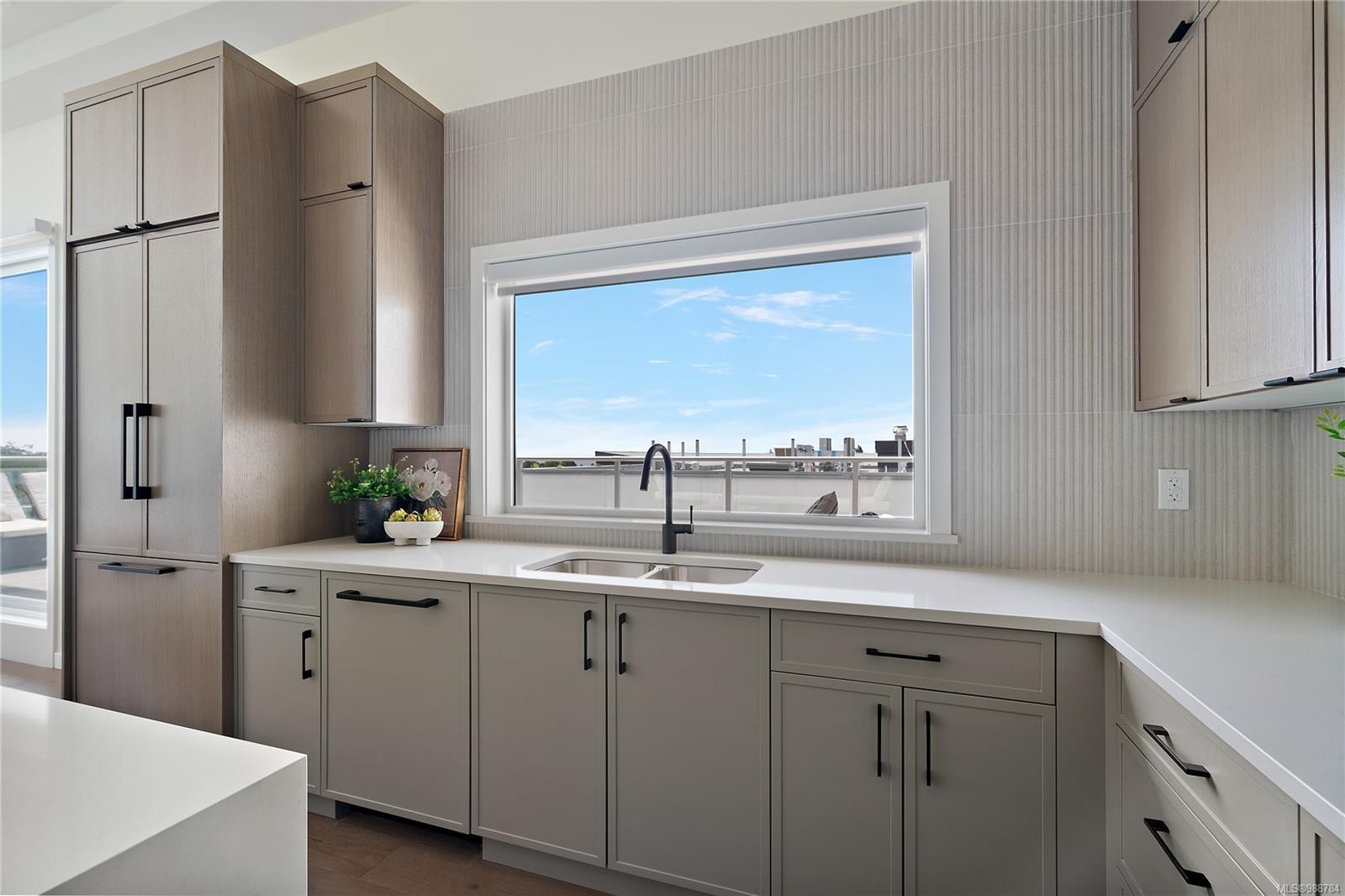 Bph1-1102 Esquimalt Rd, Esquimalt, BC - Indoor Photo Showing Kitchen With Double Sink