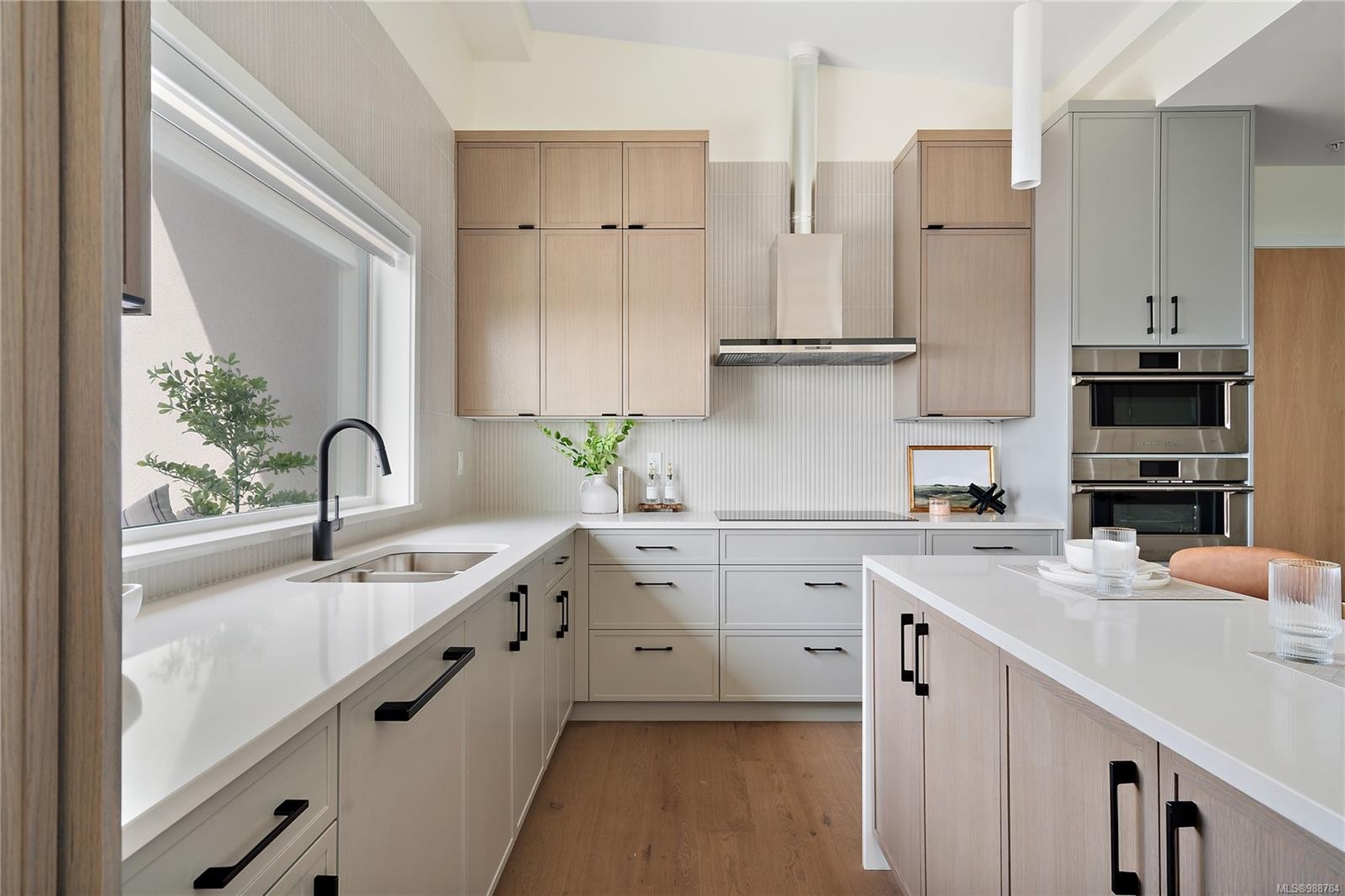 Bph1-1102 Esquimalt Rd, Esquimalt, BC - Indoor Photo Showing Kitchen With Double Sink
