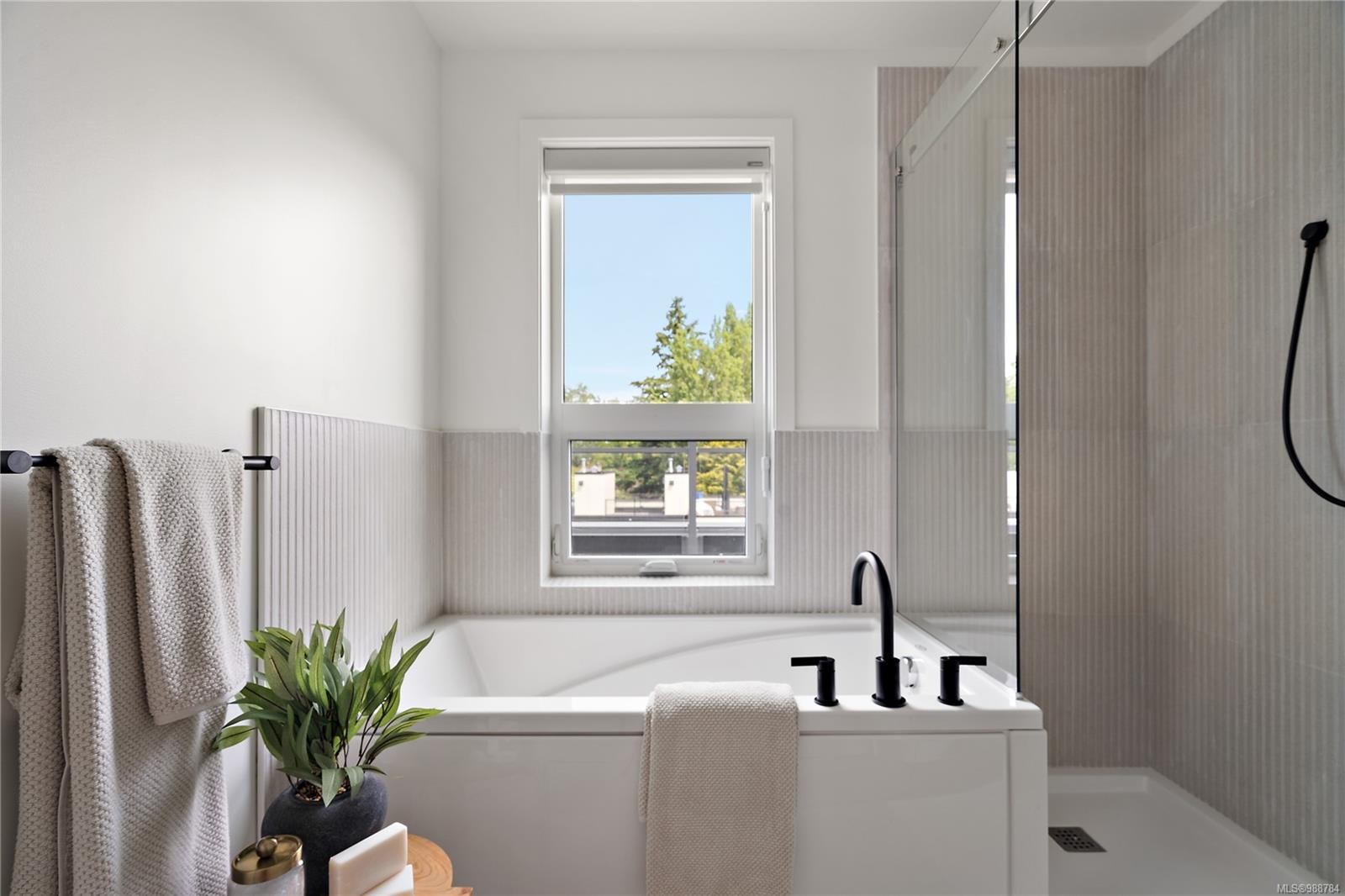 Bph1-1102 Esquimalt Rd, Esquimalt, BC - Indoor Photo Showing Laundry Room