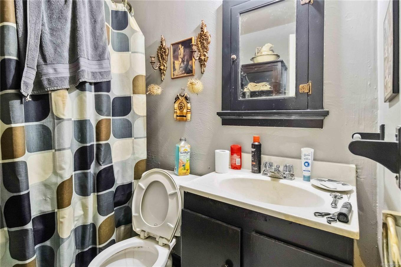 1612 Quadra St, Victoria, BC - Indoor Photo Showing Bathroom