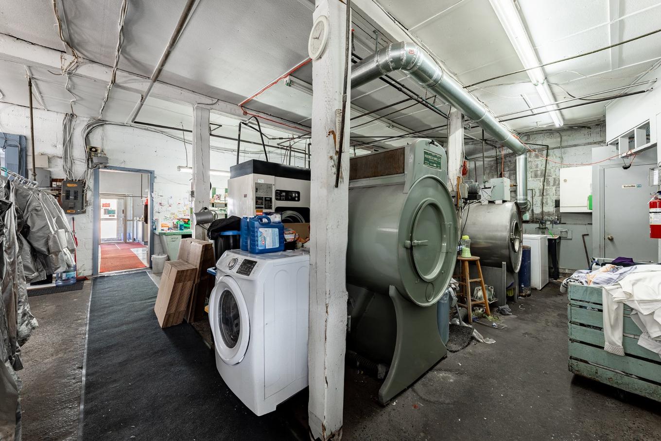 Commerce - 265 4E Avenue, Saint-Jean-Sur-Richelieu, QC - Indoor Photo Showing Laundry Room