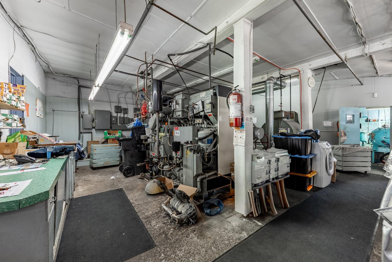 Commerce - 265 4E Avenue, Saint-Jean-Sur-Richelieu, QC - Indoor Photo Showing Garage