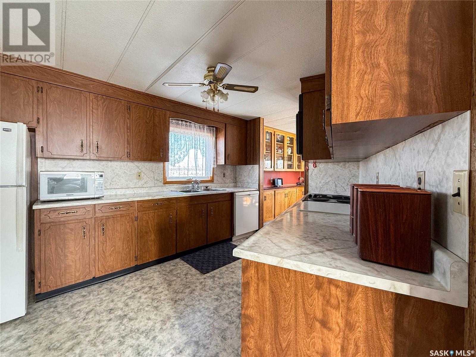 201 - 203 4Th Avenue, Climax, SK - Indoor Photo Showing Kitchen