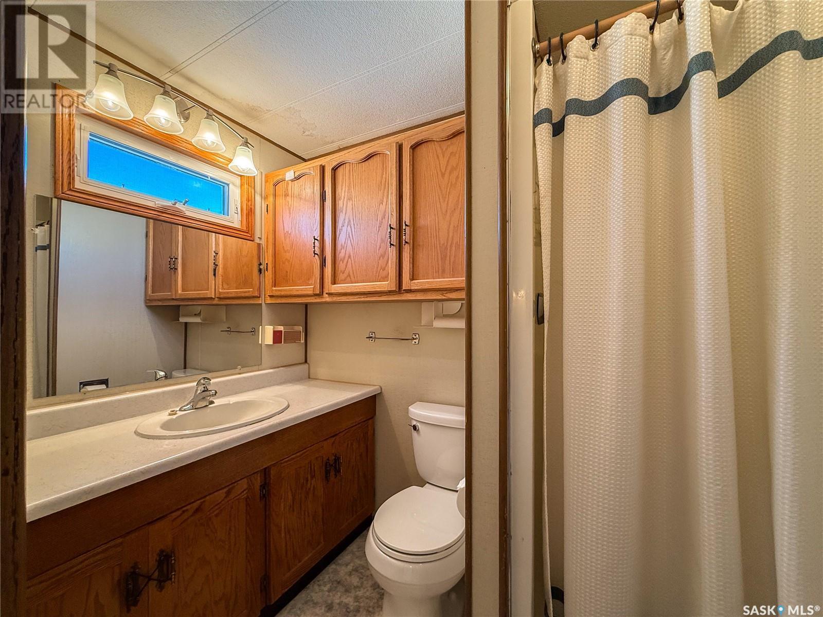 201 - 203 4Th Avenue, Climax, SK - Indoor Photo Showing Bathroom