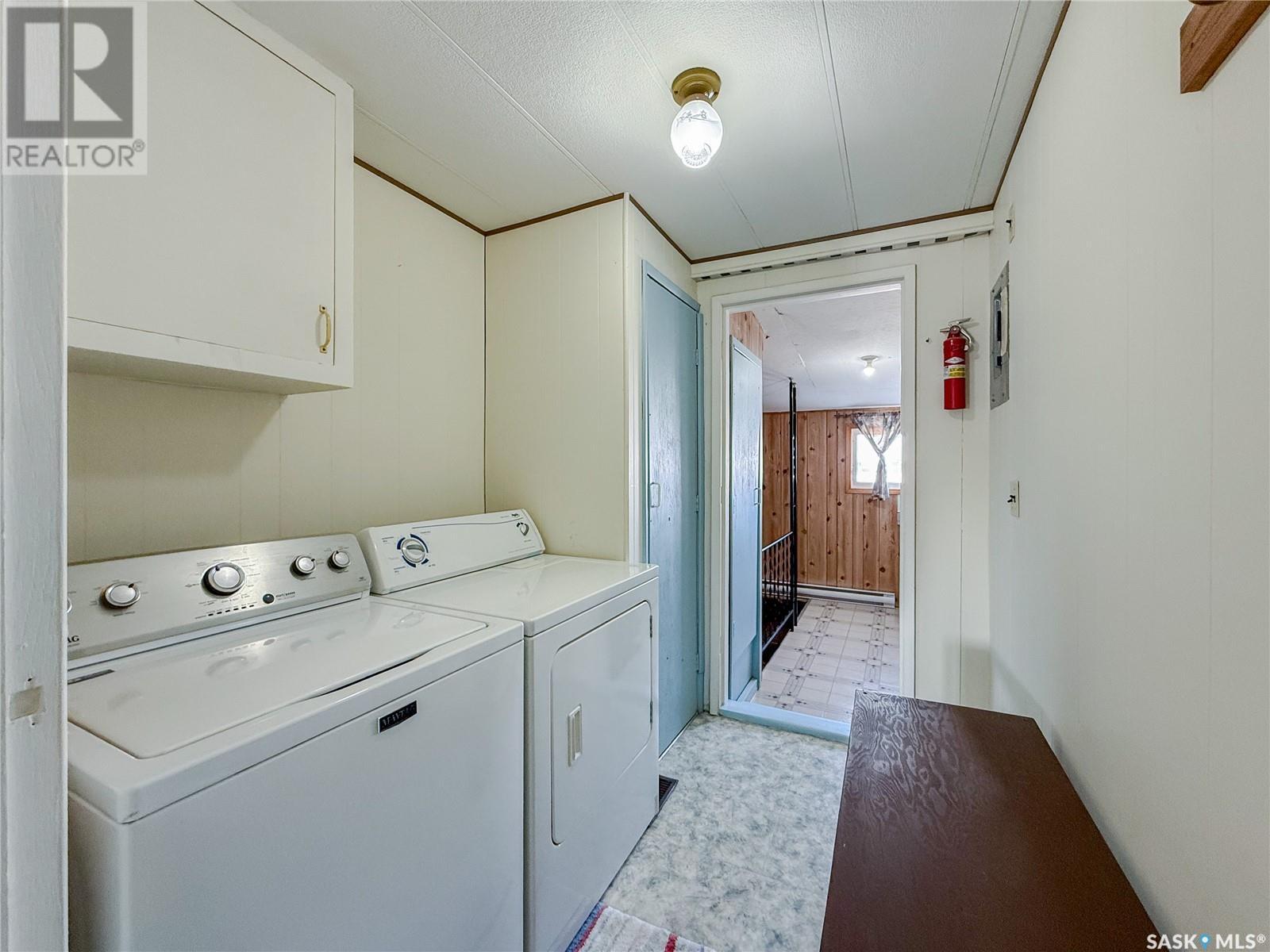 201 - 203 4Th Avenue, Climax, SK - Indoor Photo Showing Laundry Room