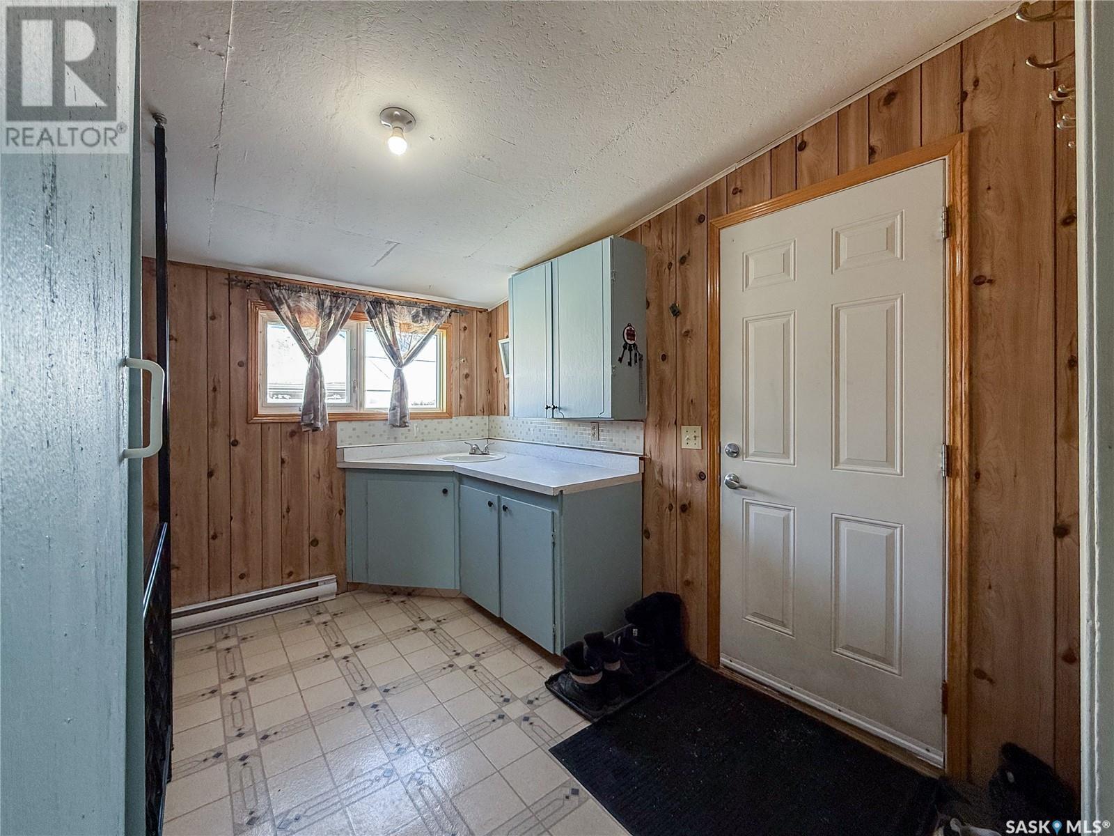 201 - 203 4Th Avenue, Climax, SK - Indoor Photo Showing Other Room