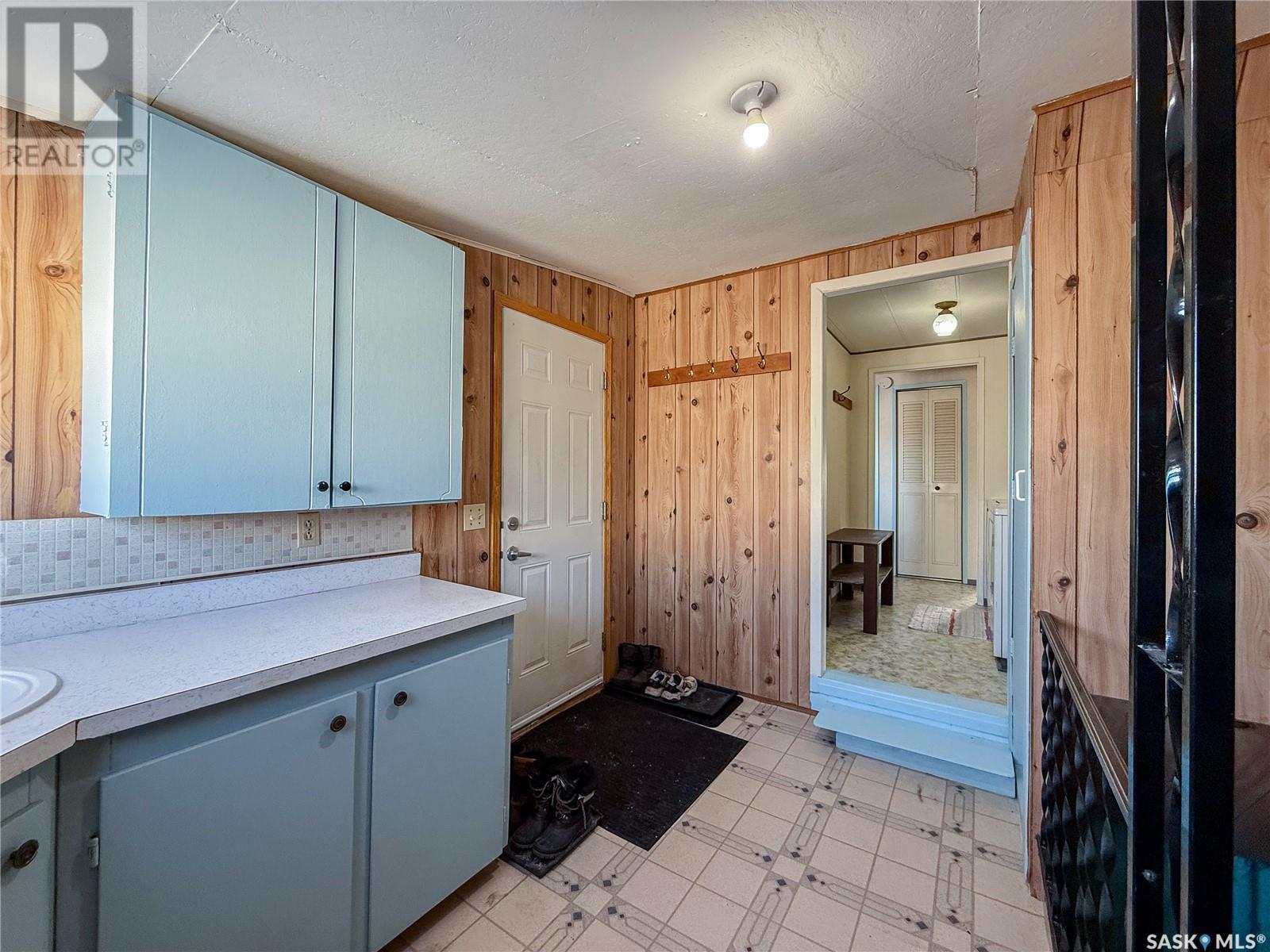 201 - 203 4Th Avenue, Climax, SK - Indoor