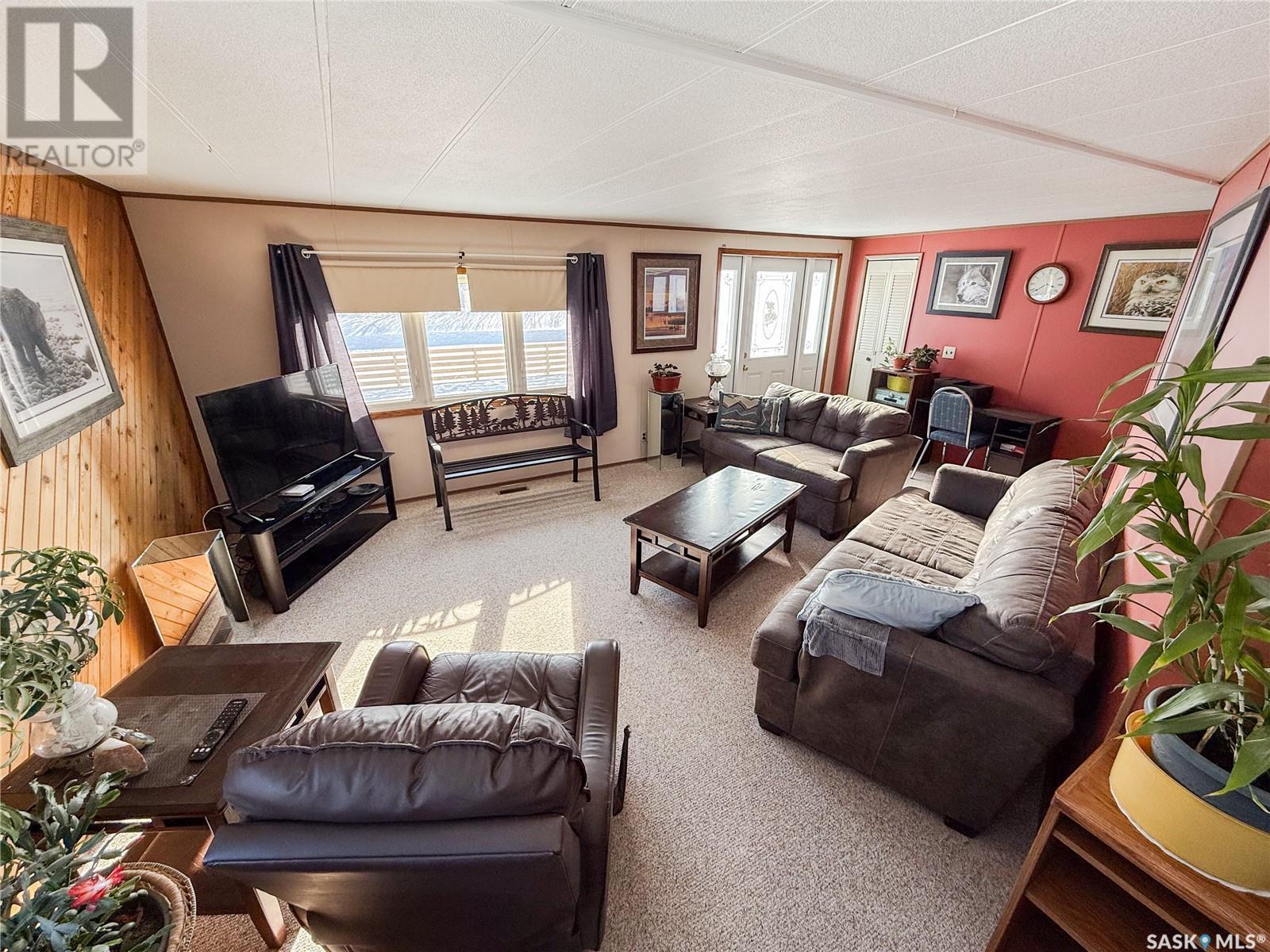201 - 203 4Th Avenue, Climax, SK - Indoor Photo Showing Living Room