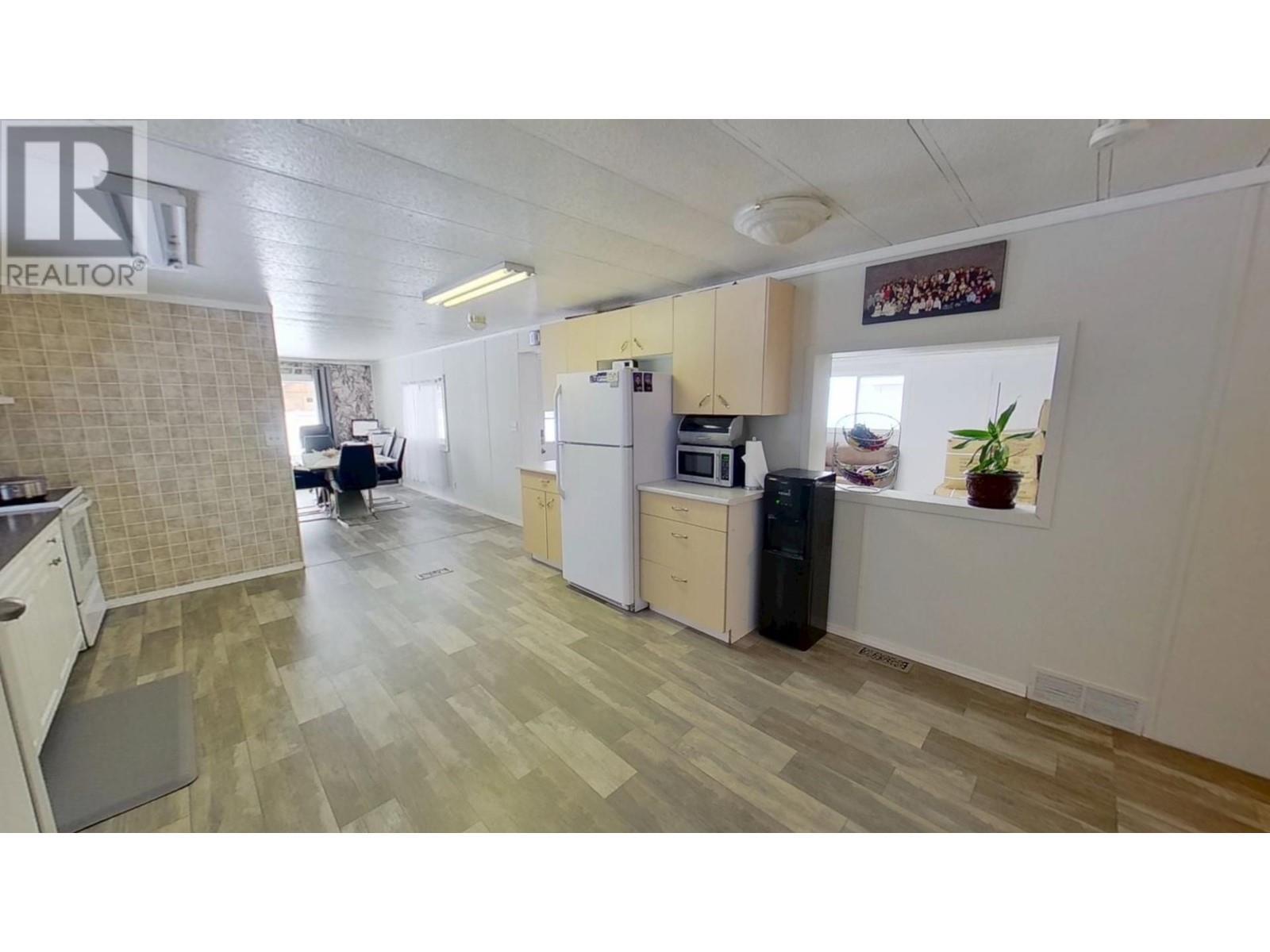 13431 N 29 Highway, Fort St. John, BC - Indoor Photo Showing Kitchen