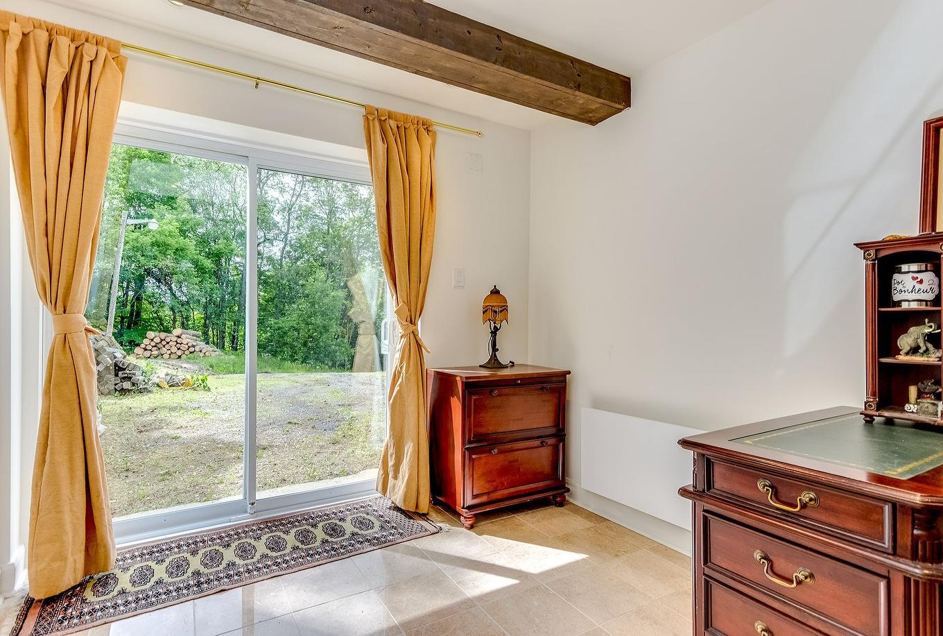 Vue - 35 Rue Academy, Sutton, QC - Indoor Photo Showing Other Room