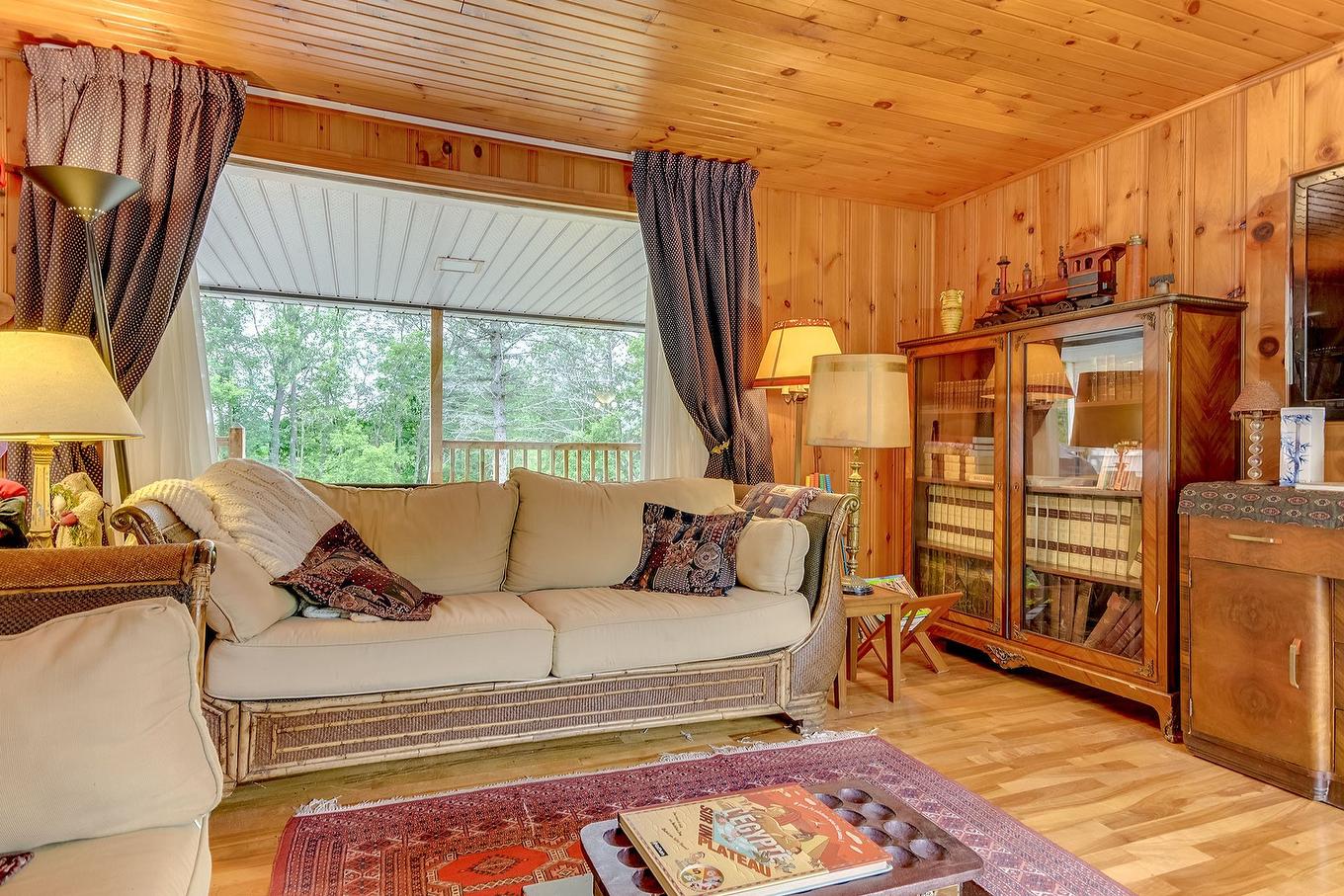 Salon - 35 Rue Academy, Sutton, QC - Indoor