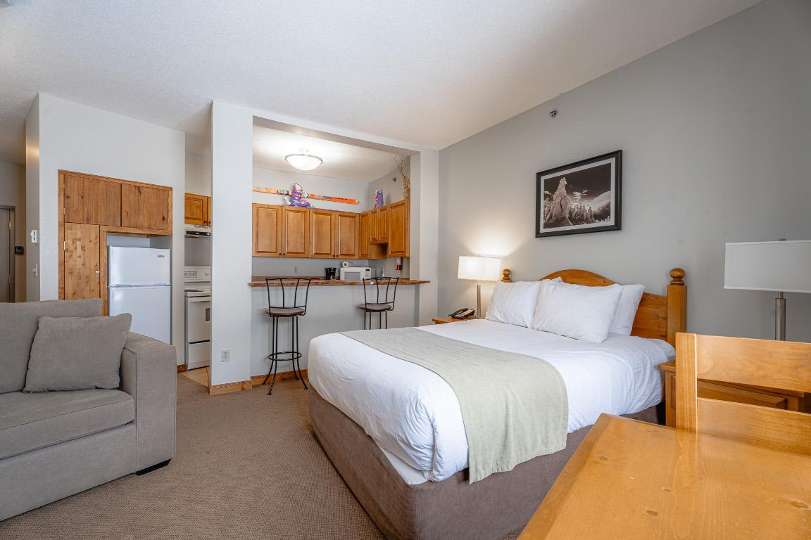 408-3160 Creekside Way, Sun Peaks, BC - Indoor Photo Showing Bedroom