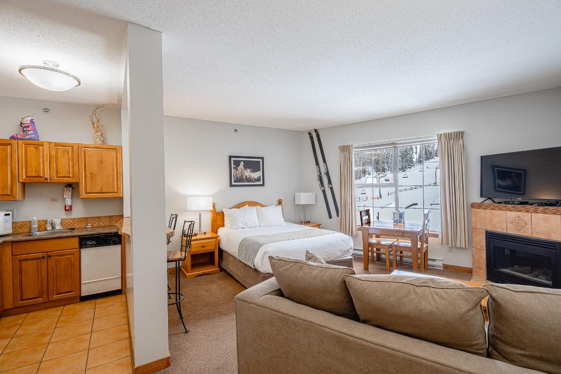 408-3160 Creekside Way, Sun Peaks, BC - Indoor With Fireplace