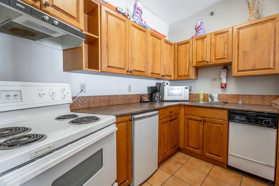 408-3160 Creekside Way, Sun Peaks, BC - Indoor Photo Showing Kitchen