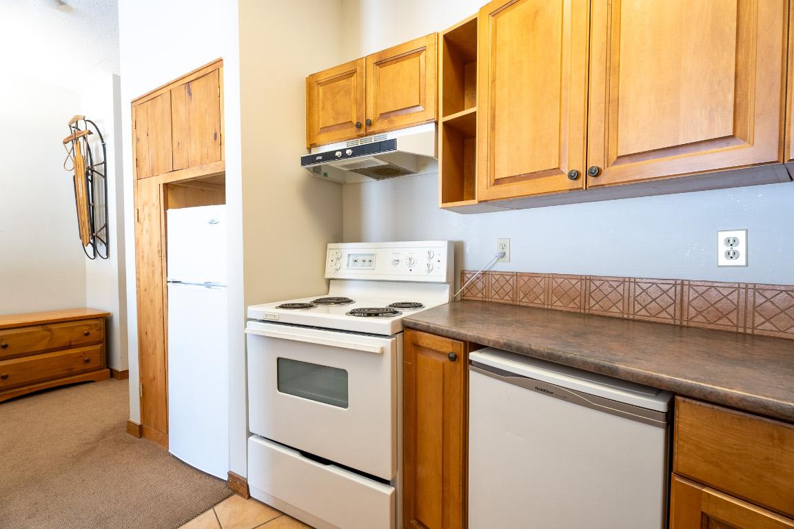 408-3160 Creekside Way, Sun Peaks, BC - Indoor Photo Showing Kitchen