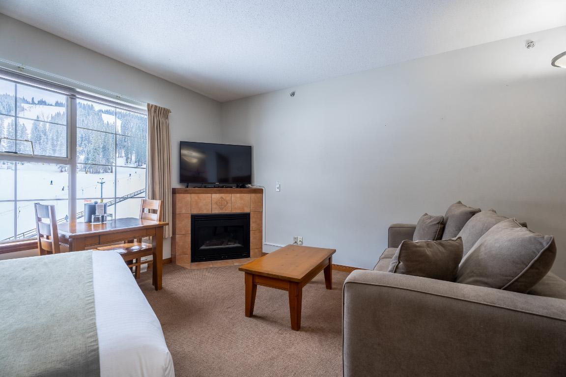 408-3160 Creekside Way, Sun Peaks, BC - Indoor With Fireplace