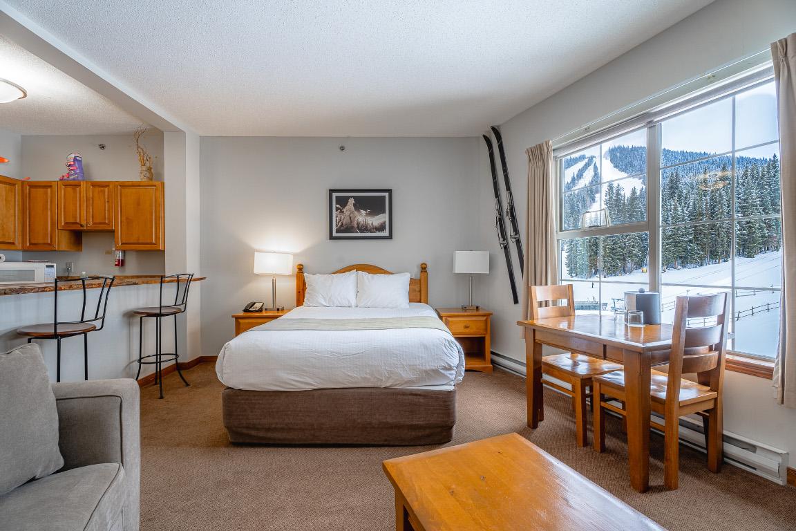 408-3160 Creekside Way, Sun Peaks, BC - Indoor Photo Showing Bedroom