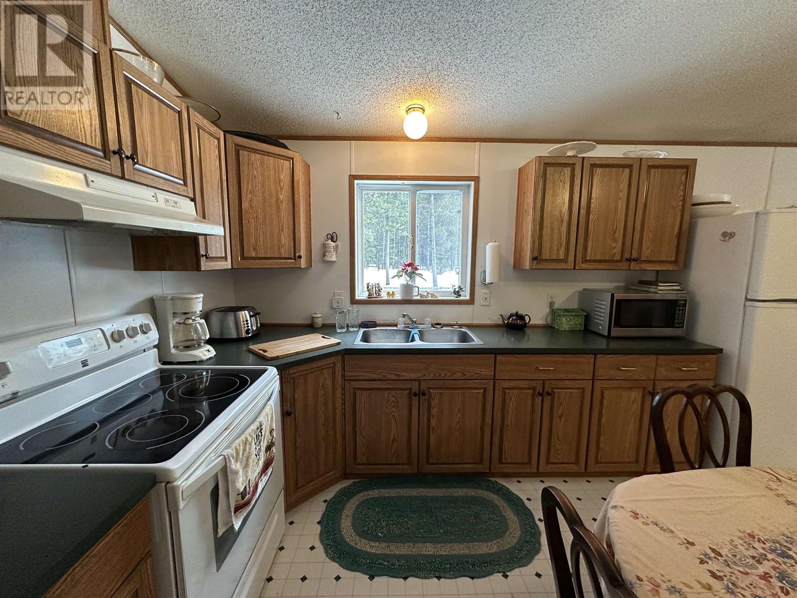 5793 Little Fort 24 Highway, 100 Mile House, BC - Indoor Photo Showing Kitchen With Double Sink