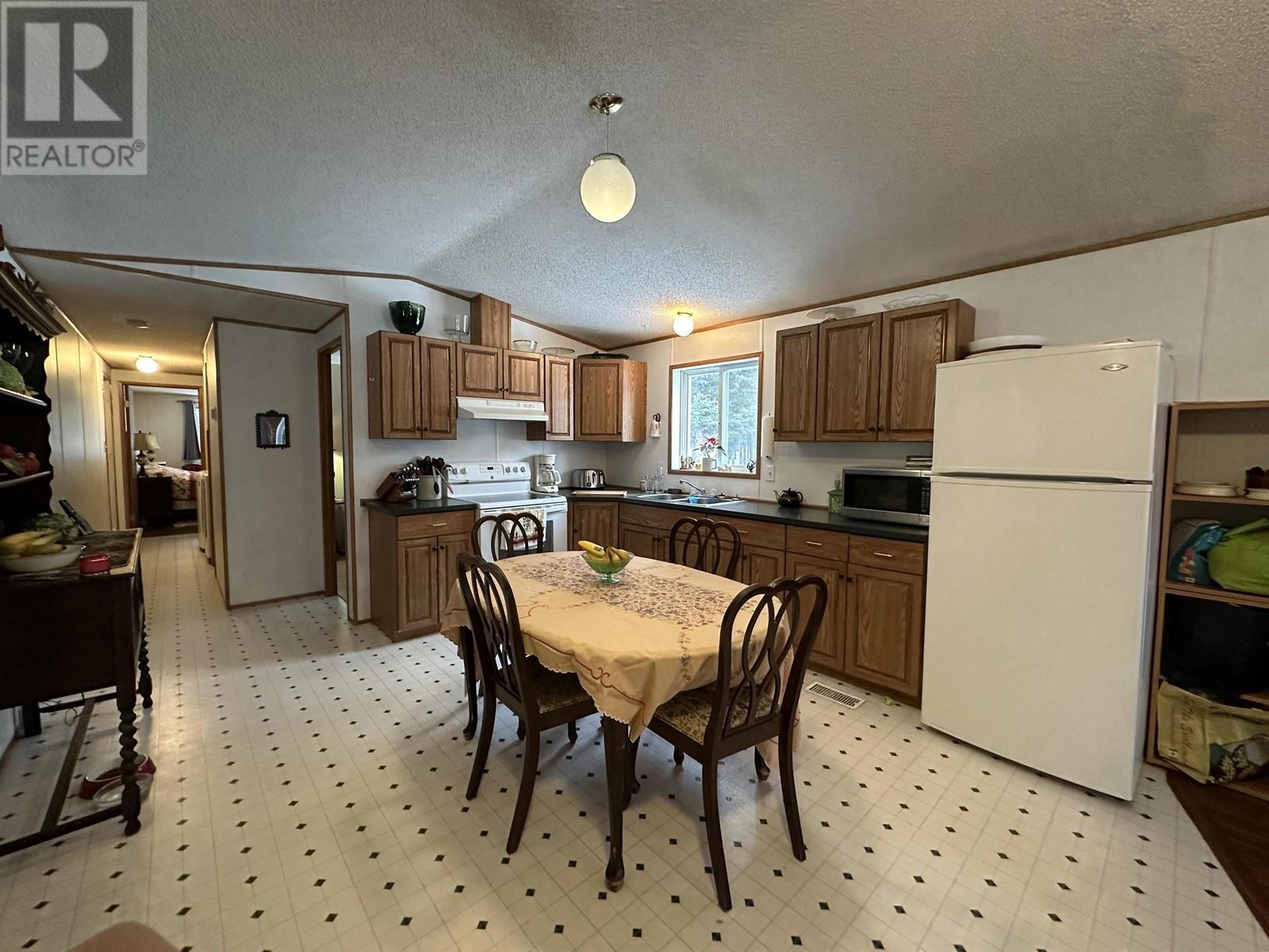 5793 Little Fort 24 Highway, 100 Mile House, BC - Indoor Photo Showing Kitchen