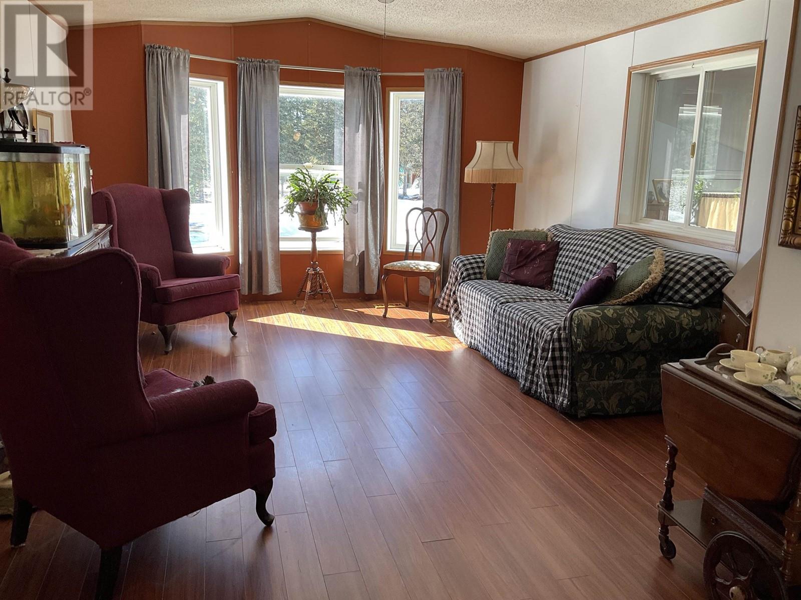 5793 Little Fort 24 Highway, 100 Mile House, BC - Indoor Photo Showing Living Room
