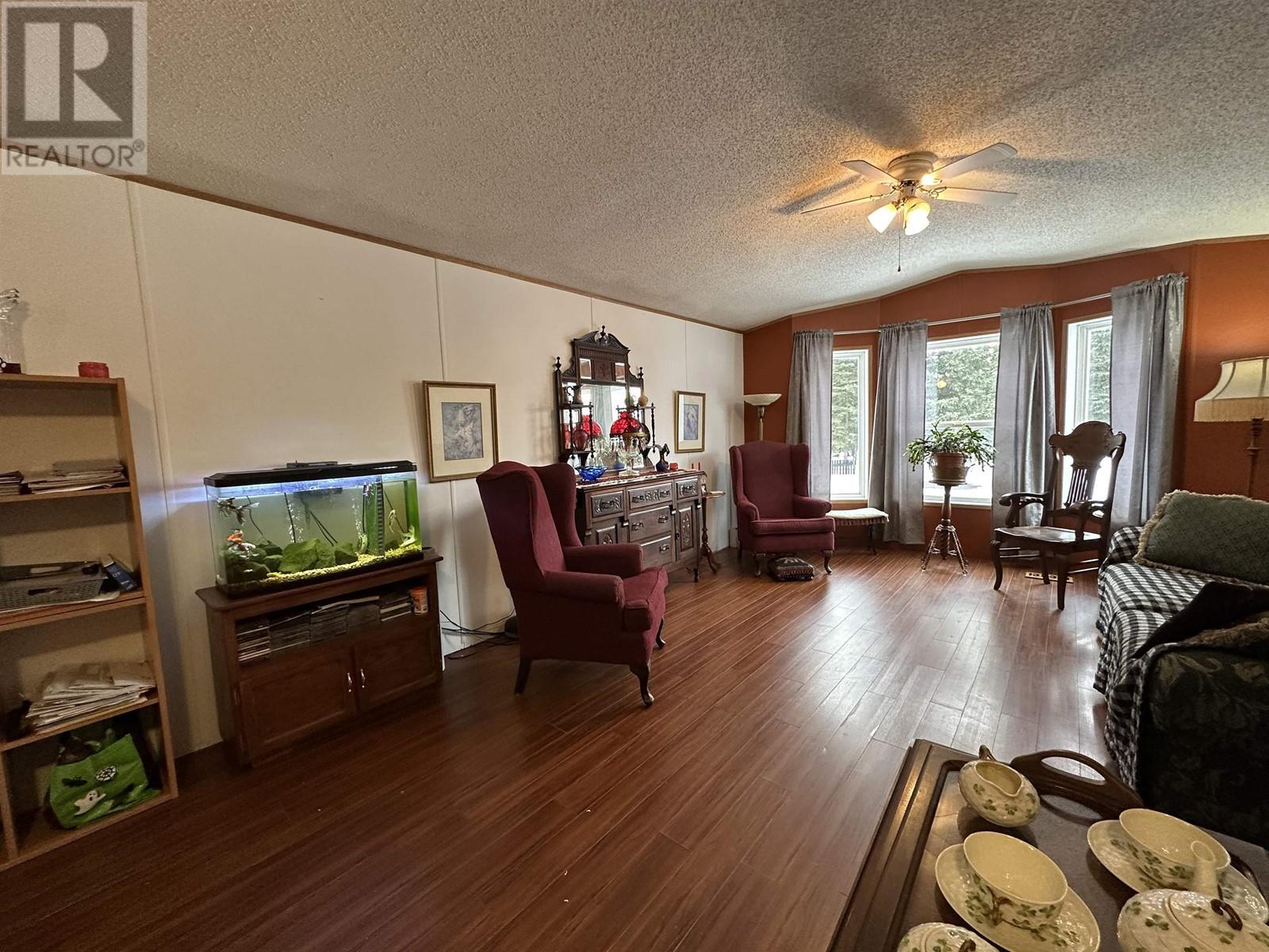 5793 Little Fort 24 Highway, 100 Mile House, BC - Indoor Photo Showing Living Room