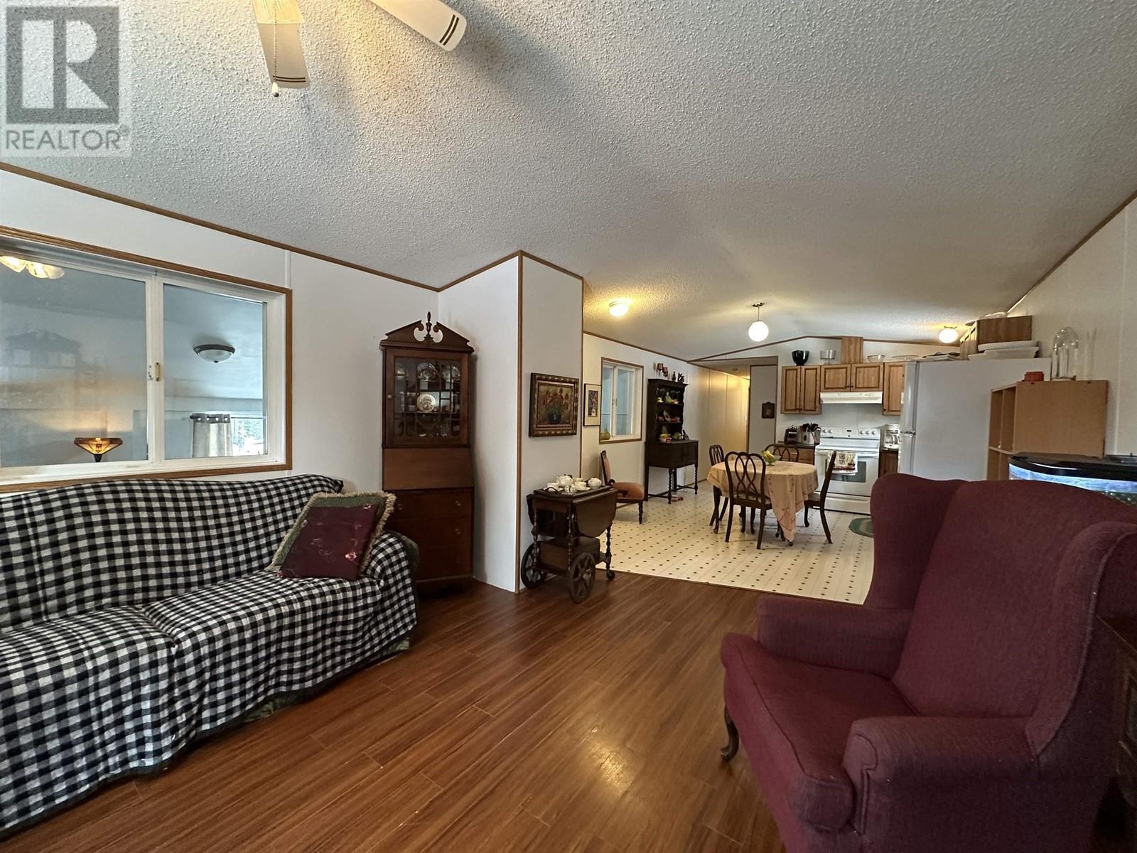 5793 Little Fort 24 Highway, 100 Mile House, BC - Indoor Photo Showing Living Room