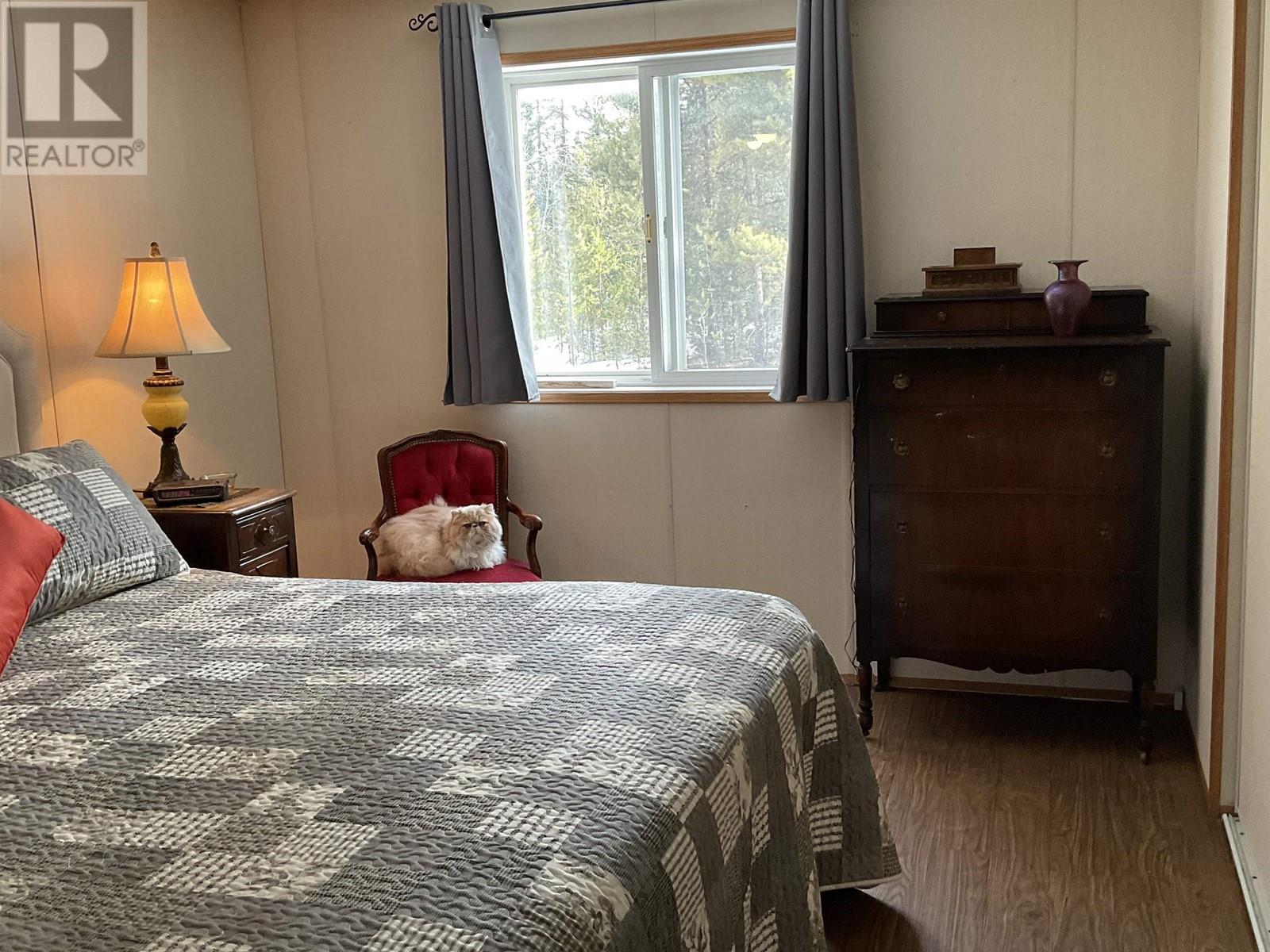 5793 Little Fort 24 Highway, 100 Mile House, BC - Indoor Photo Showing Bedroom