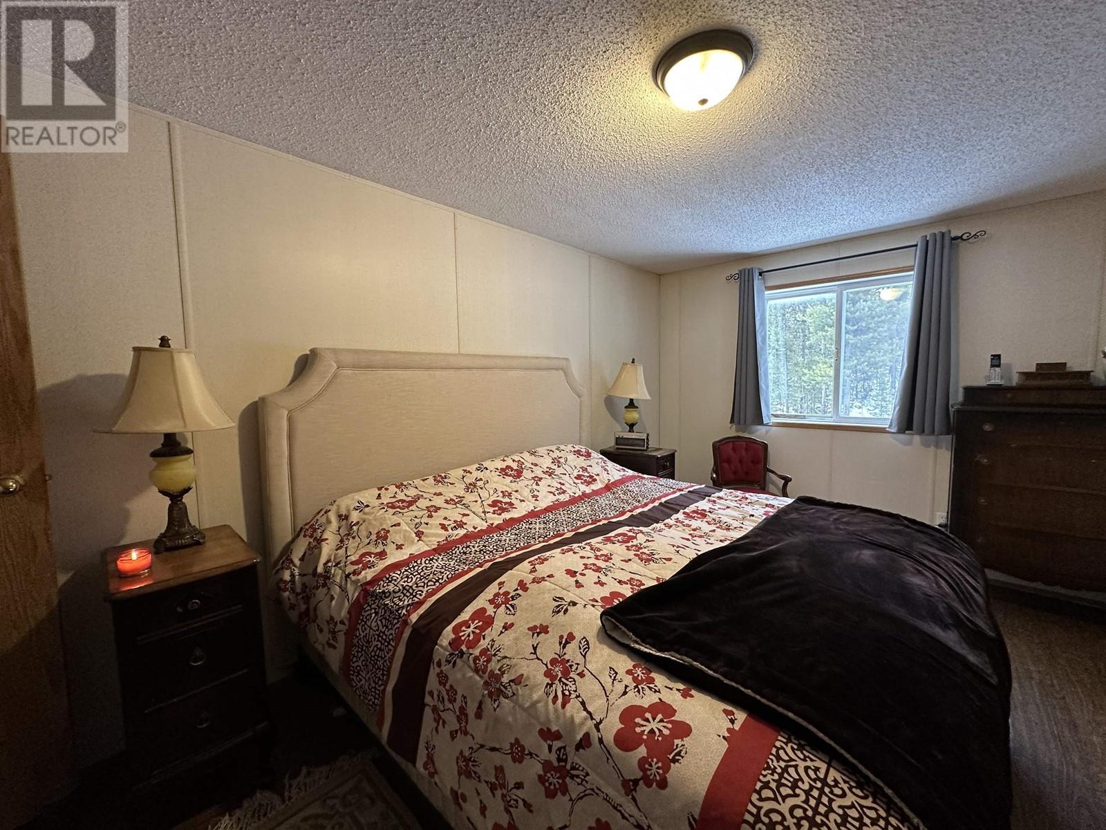 5793 Little Fort 24 Highway, 100 Mile House, BC - Indoor Photo Showing Bedroom