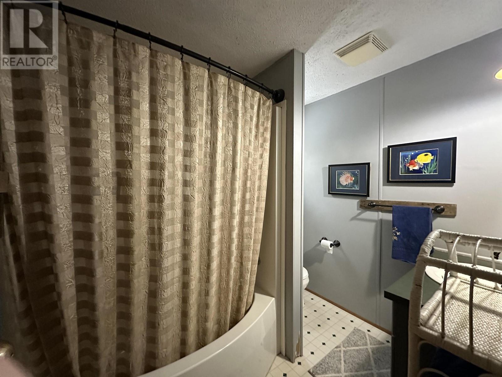 5793 Little Fort 24 Highway, 100 Mile House, BC - Indoor Photo Showing Bathroom