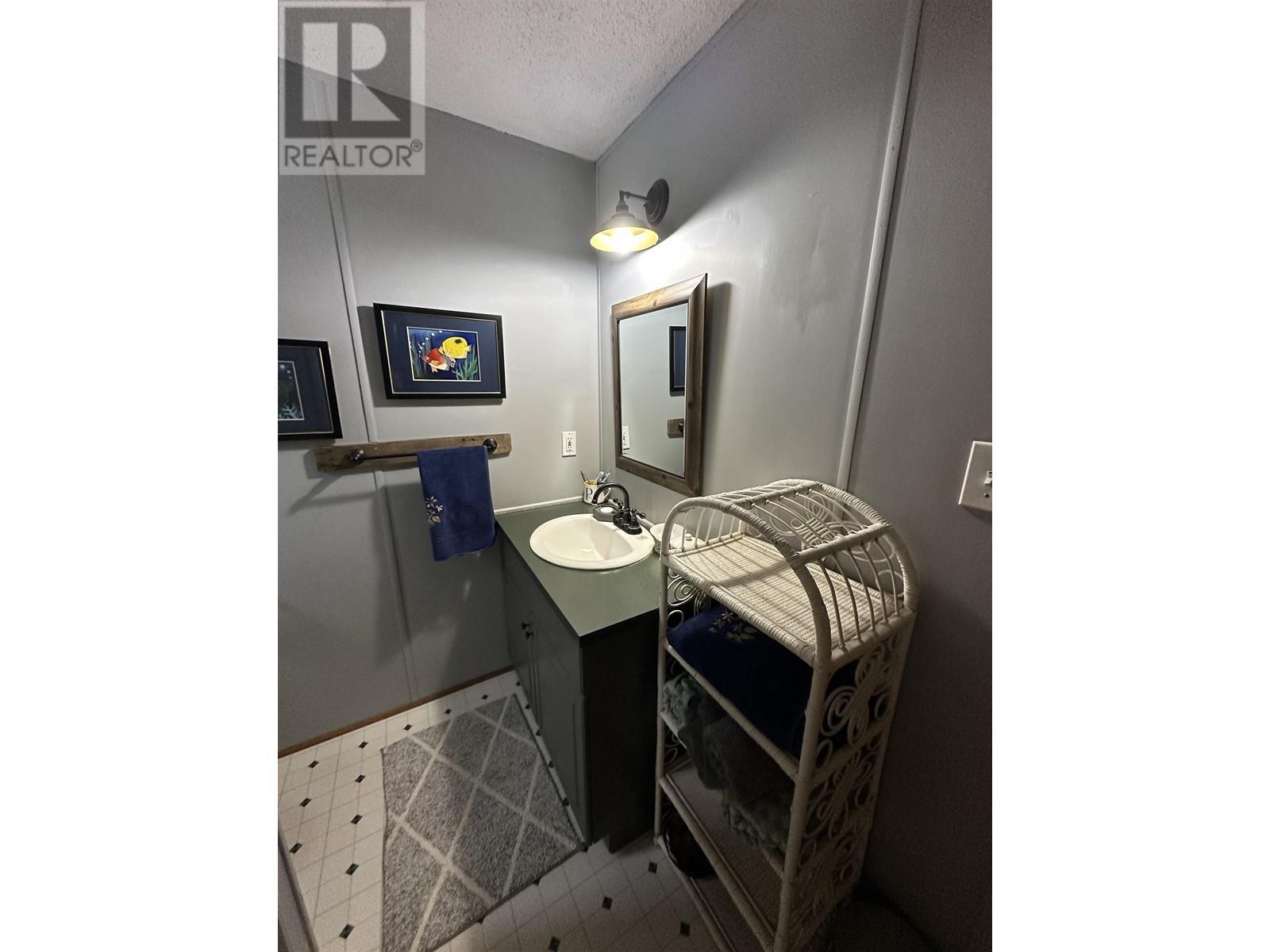 5793 Little Fort 24 Highway, 100 Mile House, BC - Indoor Photo Showing Bathroom