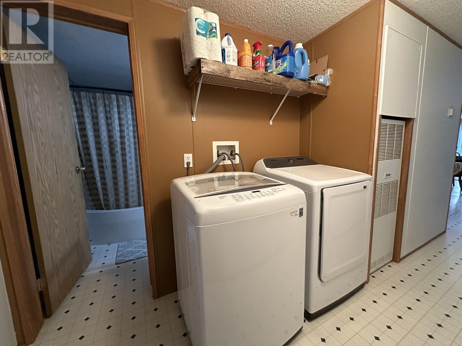 5793 Little Fort 24 Highway, 100 Mile House, BC - Indoor Photo Showing Laundry Room