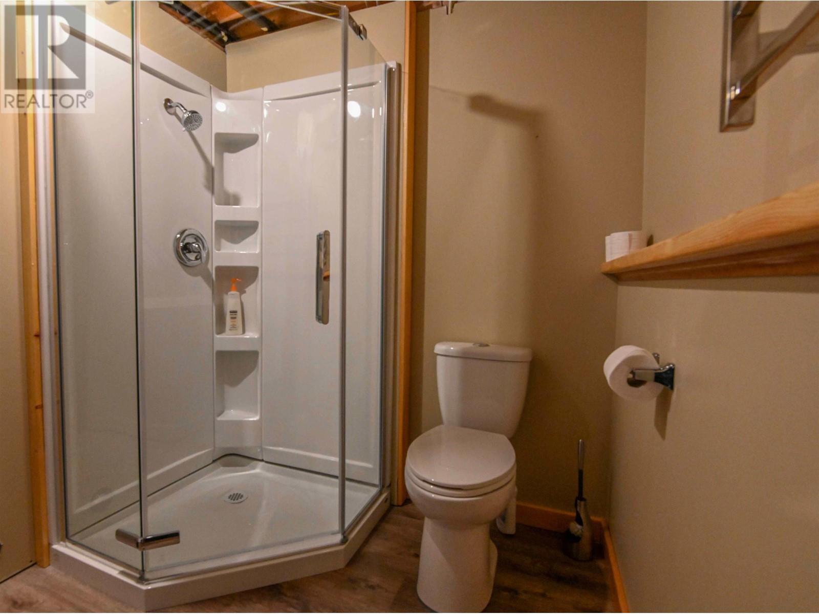 806 4Th Avenue, Mcbride, BC - Indoor Photo Showing Bathroom